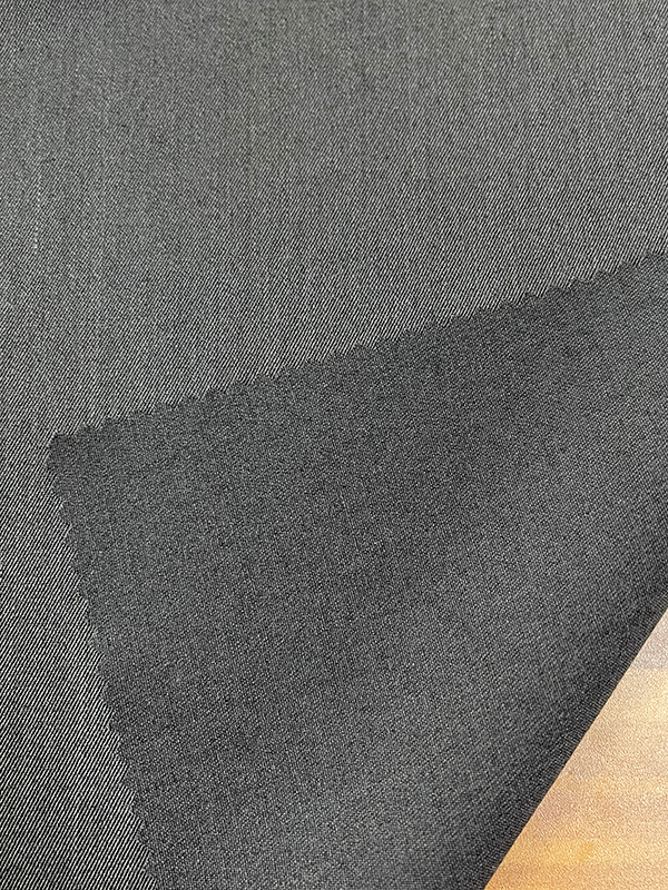 VILLA KUIN KUDOTTU AH-71723 65%T+32%R+3%W Litteä ja sileä, se voi heijastaa hienoja tekstiilijälkiä ja osoittaa kankaan jaloa temperamenttia. VILLA KUIN KUDOTTU AH-71723 65%T+32%R+3%W Litteä ja sileä, se voi heijastaa hienoja tekstiilijälkiä ja osoittaa kankaan jaloa temperamenttia.